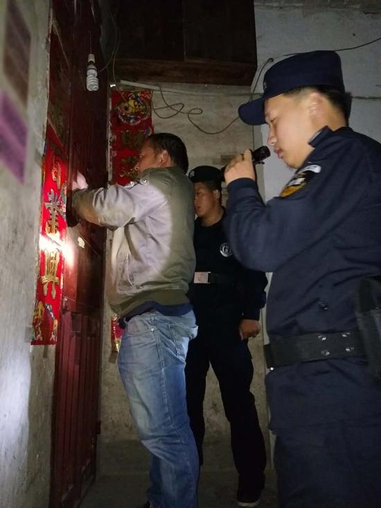 嘉兴粗心妈妈误将幼女锁家中 民警全城寻开锁师傅开门